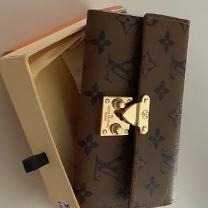 Nice stylish wallet! LV-ish